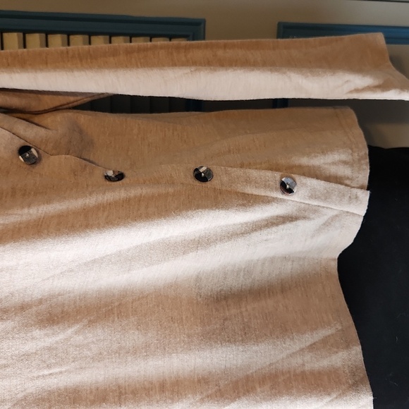 YA Los Angeles Neutral Button-Detail Top with Plaid Back Accent - Picture 8 of 15